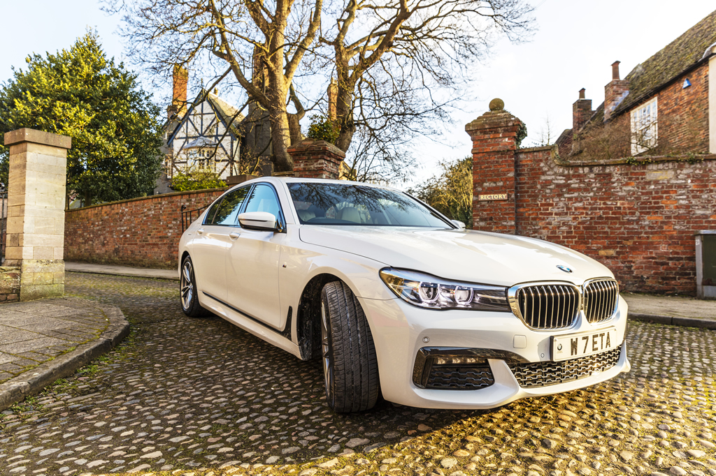 White 7 Lincoln Wedding Car hire