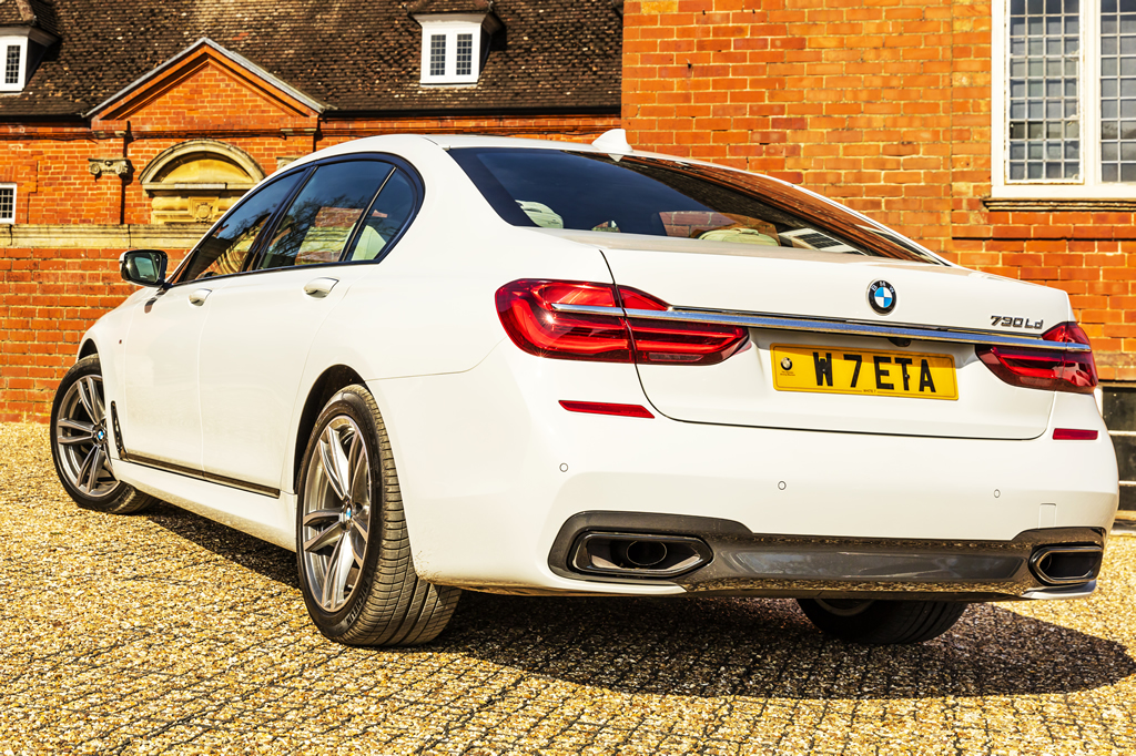 White 7 Lincoln Executive vehicle Hire